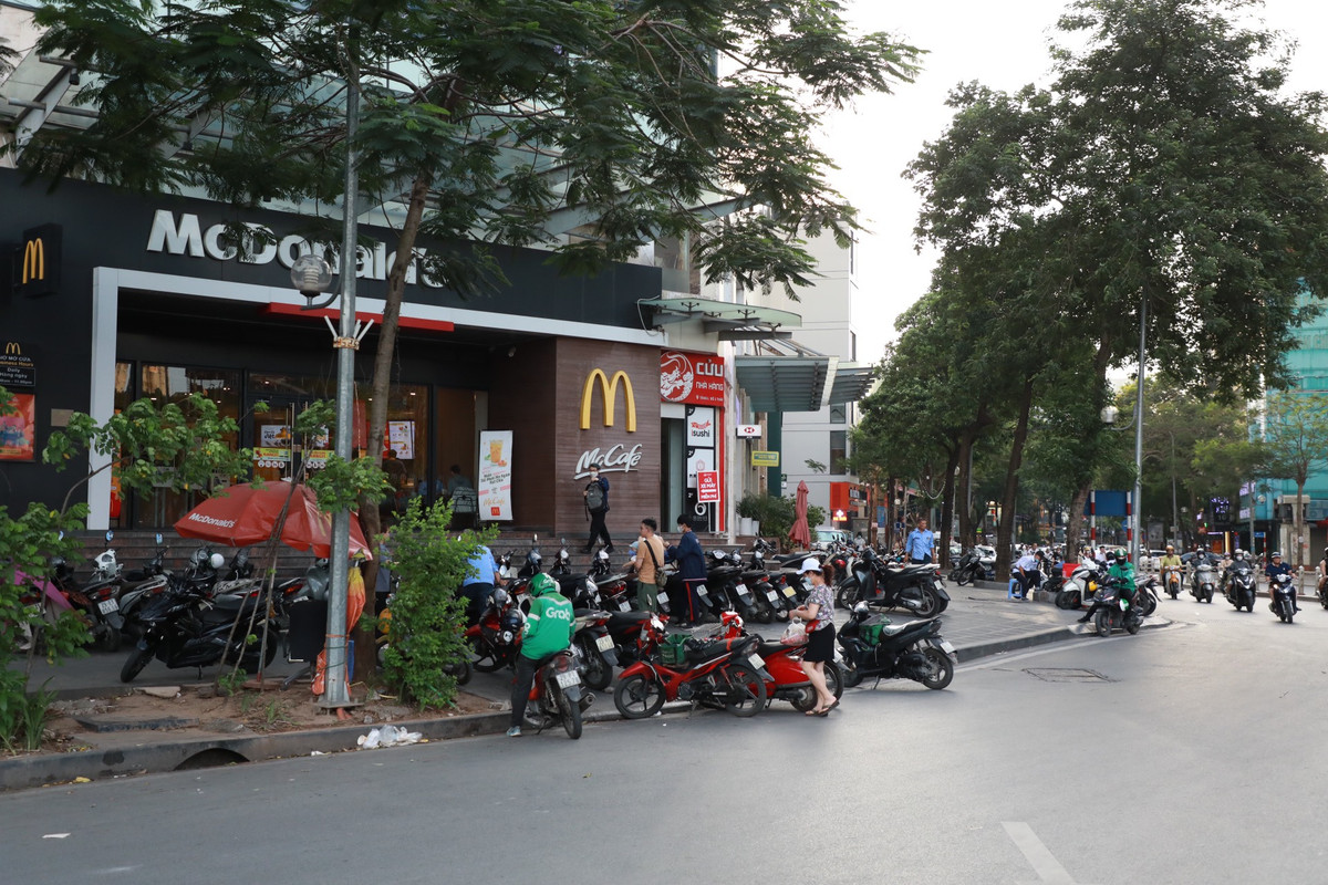 Tình trạng lấn chiếm lòng đường, vỉa hè gây cản trở, mất trật tự, ATGT trên phường Trung Liệt (quận Đống Đa) vẫn tái diễn, không được xử lý triệt để.