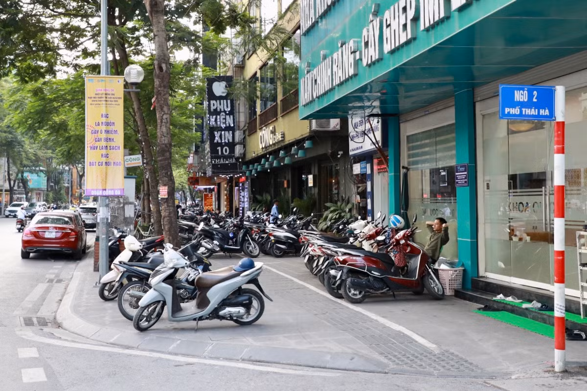 Tại phố Thái Hà (phường Trung Liệt) tình trạng phương tiện dừng, đỗ trên vỉa hè, lòng đường vẫn tái diễn.