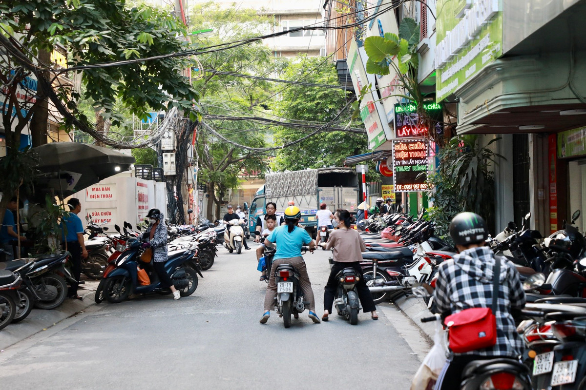 Tại ngõ 178 Thái Hà, vỉa hè, lòng đường cũng bị các phương tiện chiếm dụng.