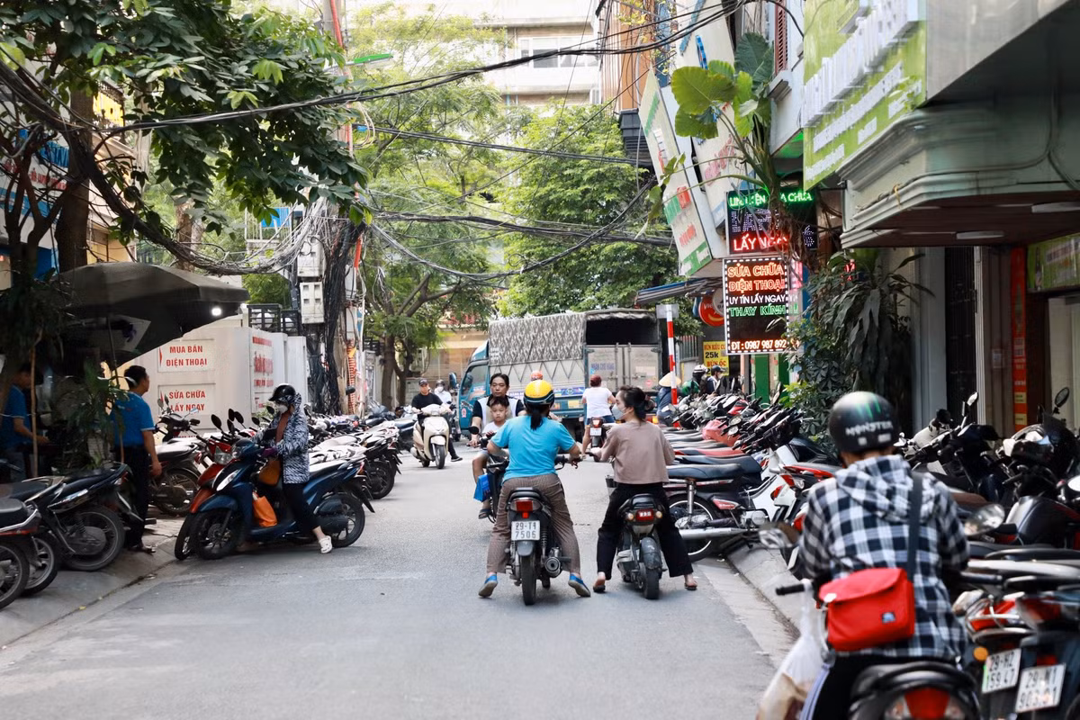 Tại ngõ 178 Thái Hà, vỉa hè, lòng đường cũng bị các phương tiện chiếm dụng.