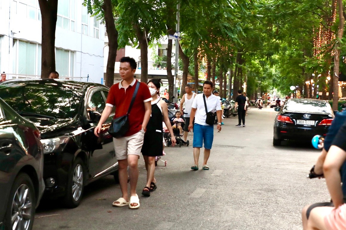 Người dân bị đẩy xuống lòng đường. Lối đi chỉ vừa một chiếc ô tô khiến giao thông đi lại khó khăn.