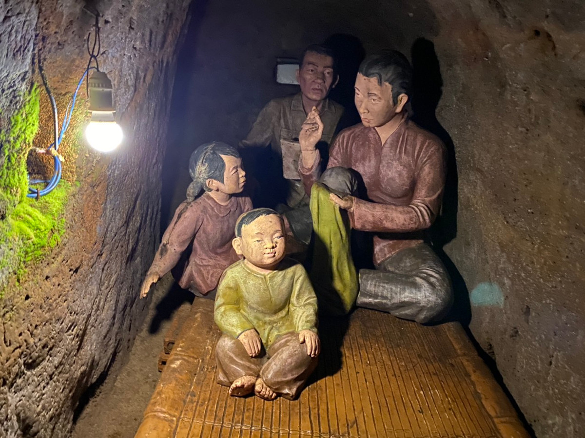 Để rồi dưới lòng đất, sự sống vẫn tiếp diễn dẫu mưa bom bão đạn phía trên của kẻ địch. Địa đạo đã chở che, bảo toàn mạng sống cho người dân Vịnh Mốc. Quân và dân nơi đây đã sống và chiến đấu, đánh giặc ngay trên quê hương của mình; tập kết vận chuyển vũ khí, lương thực, cấp cứu thương binh, chi viện cho tiền tuyến...