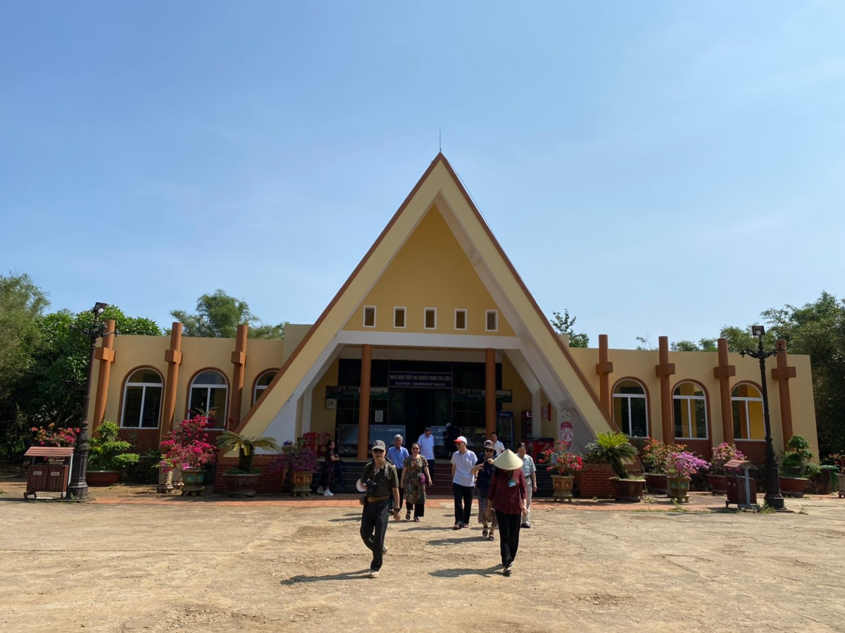 Phát huy truyền thống quê hương anh hùng, ngày nay về với địa đạo Vịnh Mốc, về với Vĩnh Linh là đến với vùng đất của sự hồi sinh mạnh mẽ sau chiến tranh. Con người nơi đây anh dũng trong chiến tranh, thời bình cần cù sáng tạo trong lao động sản xuất, để đất thép Quảng Trị thực sự hồi sinh phát triển mạnh mẽ.