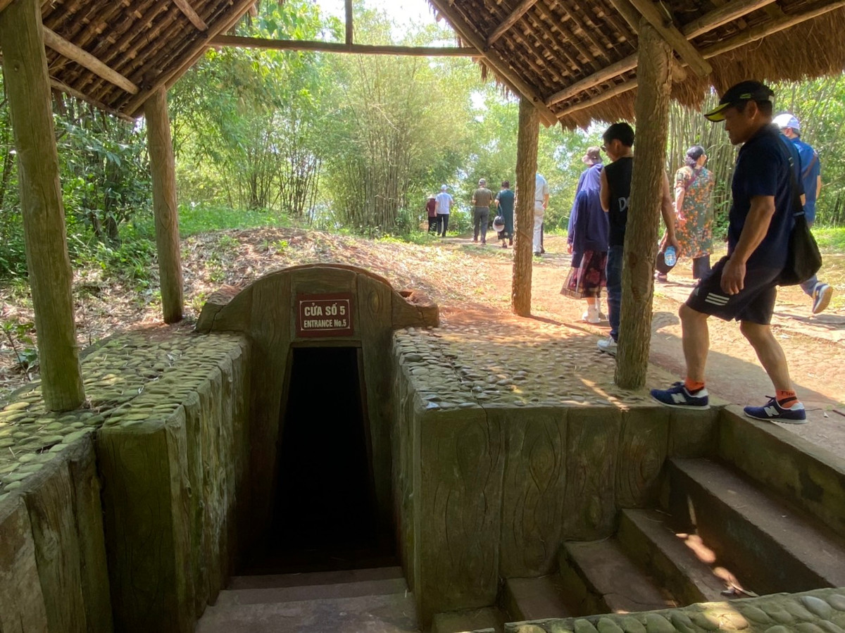 Để tránh mưa bom, bão đạn, địa đạo Vịnh Mốc được thiết kế có không gian sinh sống của người dân, kho vận vũ khí đạn dược - lương thực, cơ quan của Đảng và chính quyền, quân sự, các công trình công cộng (hội trường, nhà hộ sinh, trạm phẫu thuật, trạm thông tin...). Toàn bộ hệ thống có 13 cửa ra vào (7 cửa thông ra biển, 6 cửa đi lên đồi).