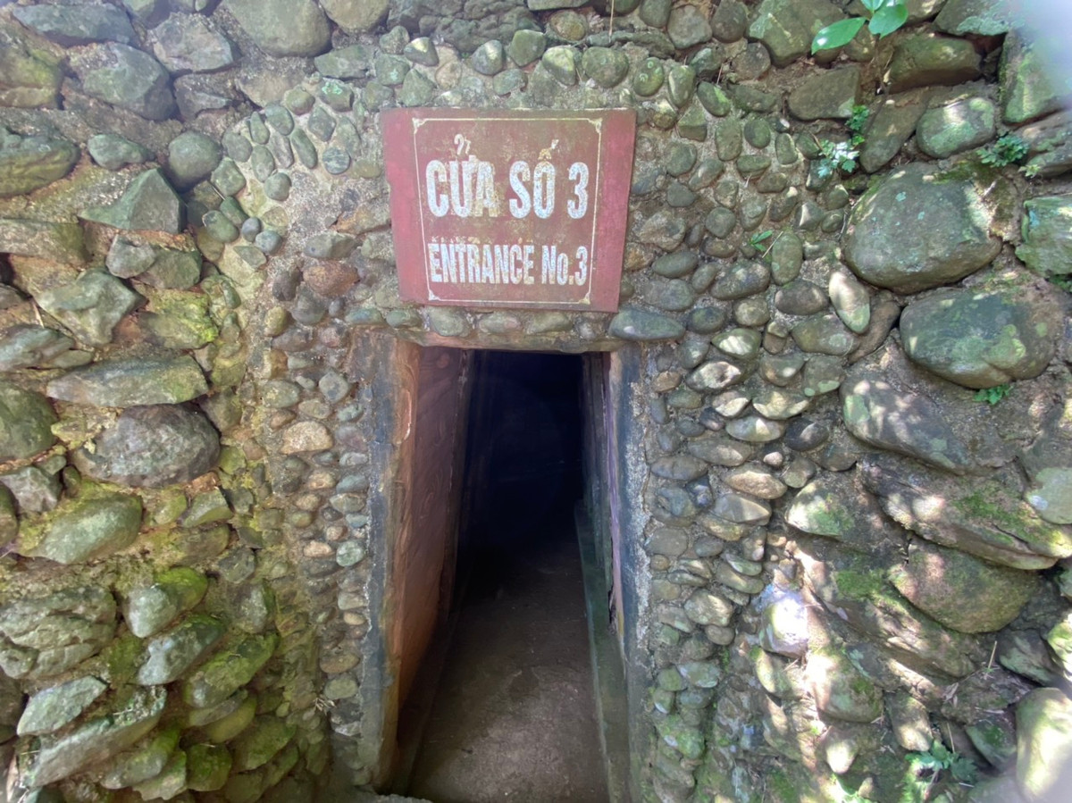 Theo Hiệp định Geneva năm 1954, Quảng Trị bị chia cắt làm đôi bởi vĩ tuyến 17. Từ năm 1965, đế quốc Mỹ mở đầu cuộc chiến tranh phá hoại ở miền Bắc Việt Nam bằng không lực, thì mảnh đất Vĩnh Linh phía bắc sông Bến Hải trở thành túi bom, tuyến lửa của cuộc chiến. Do đó hệ thống làng hầm - địa đạo Vĩnh Linh đã ra đời để người dân sống và chiến đấu trong hoàn cảnh mưa bom bão đạn. Hệ thống làng hầm này hình thành và phát triển ở khắp địa phương và Vịnh Mốc là tiêu biểu nhất.