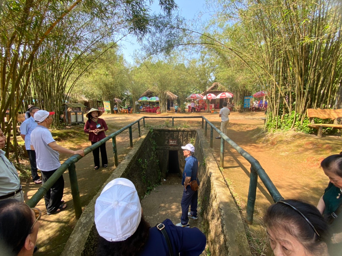 Làng địa đạo Vịnh Mốc đã được Đảng, Nhà nước tuyên dương 2 lần anh hùng Lực lượng vũ trang nhân dân. Năm 1976, Bộ Văn hóa-Thông tin đã công nhận Làng địa đạo Vĩnh Mốc là di tích Quốc gia và đưa vào danh mục các di tích đặc biệt quan trọng.