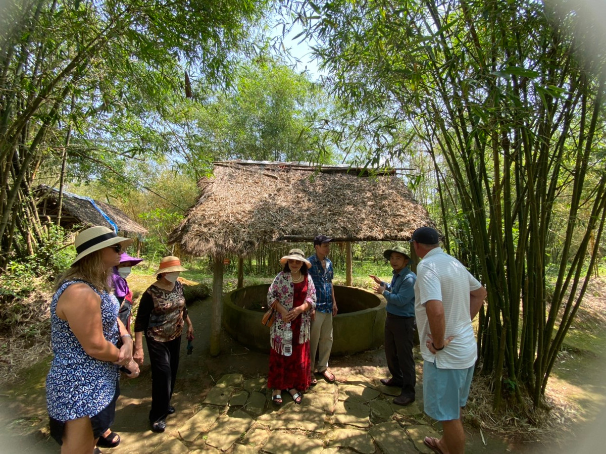 Những khách du lịch đến từ nước ngoài rất thích thú khi được trải nghiệm, tham quan địa đạo Vịnh Mốc, dường như nơi đây không ngày nào vắng bóng khách du lịch ghé tham quan.