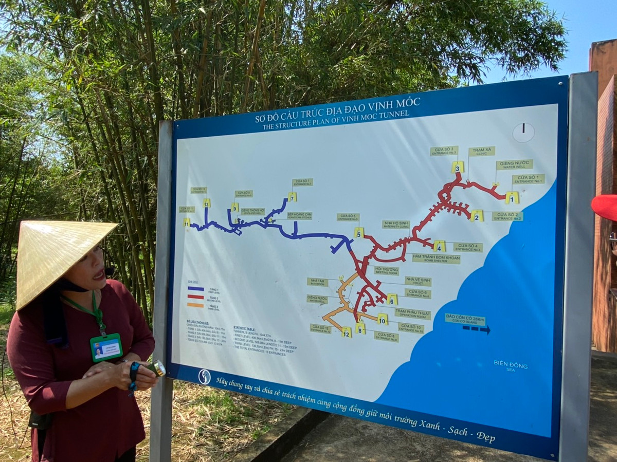 Vịnh Mốc (xã Vĩnh Thạch) là một làng quê nằm trên khu đồi đất đỏ sát bờ biển, cách thị trấn Hồ Xá của huyện Vĩnh Linh khoảng 14km về phía đông, cách Cửa Tùng 6km về phía bắc. Trong những năm tháng chiến tranh chống Mỹ, Vịnh Mốc là tiền đồn của miền Bắc và cũng là điểm tập trung chi viện cho đảo Cồn Cỏ, hòn đảo có vị trí chiến lược ở vùng biển nơi đây.