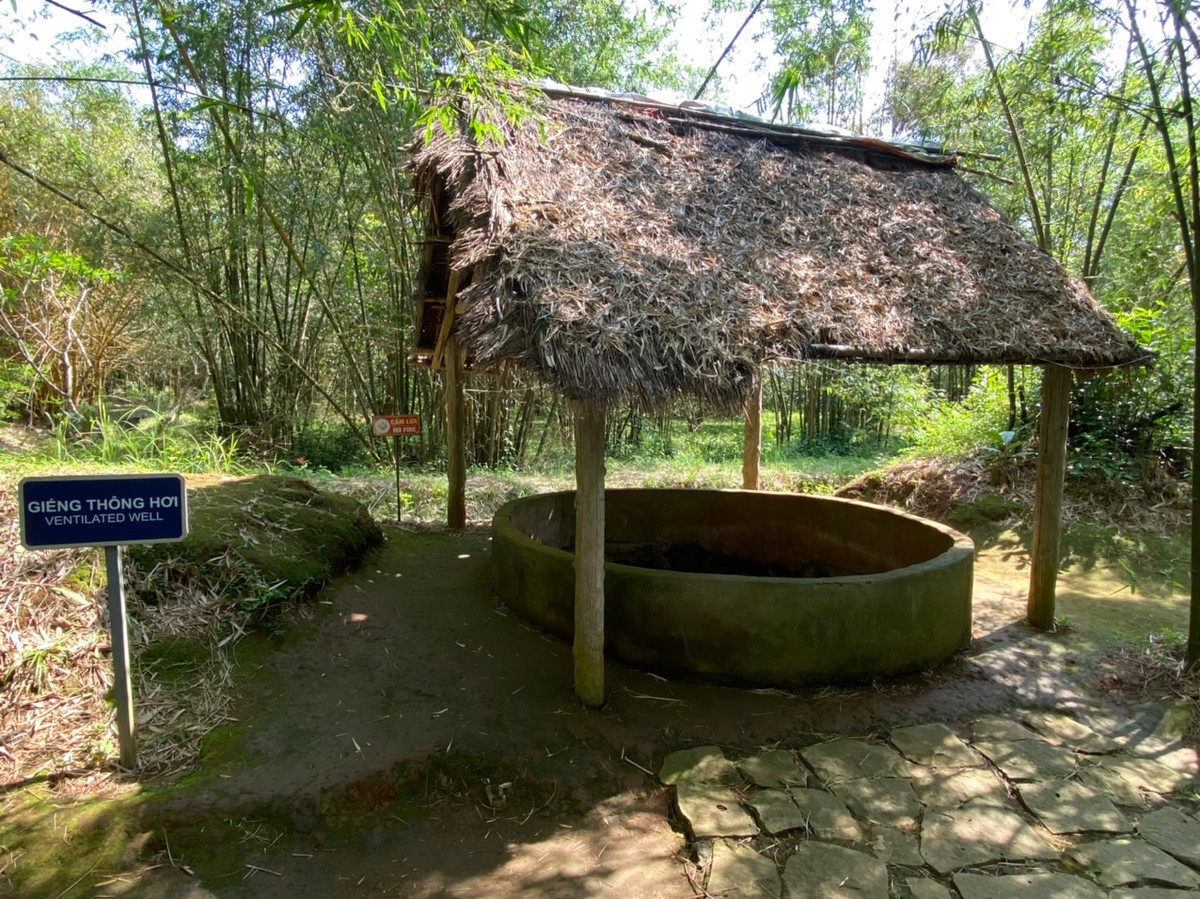 Địa đạo Vịnh Mốc là công trình được tạo dựng bằng sức lực và trí tuệ của quân và dân Quảng Trị với khoảng 18.000 ngày công. Trong mưa bom bão đạn, họ đã đào và vận chuyển 6000m3 đất đá để hoàn thành công trình kỳ vĩ và đặc biệt này.