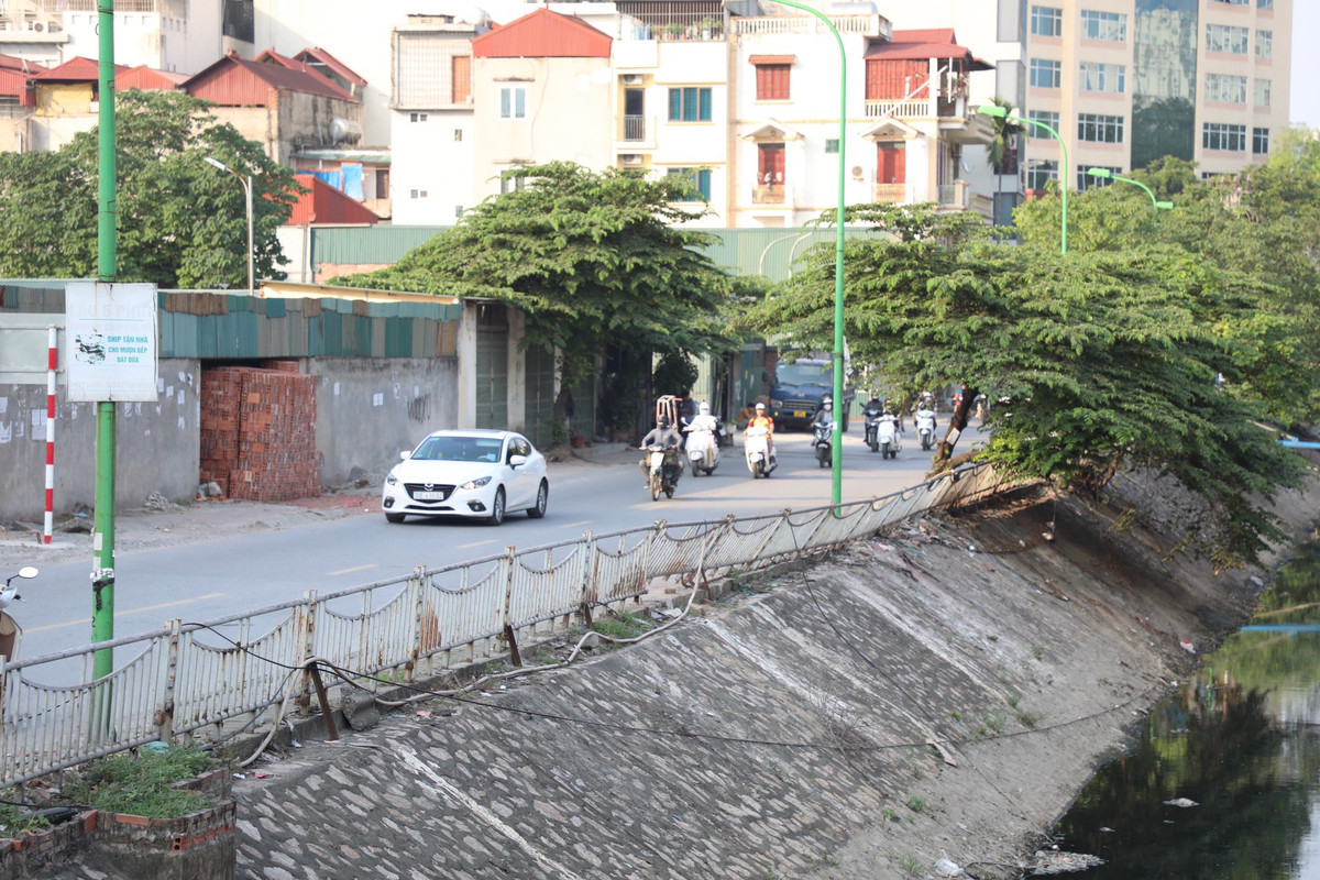 Một đoạn dài lan can bị đổ nghiêng hẳn về một phía.