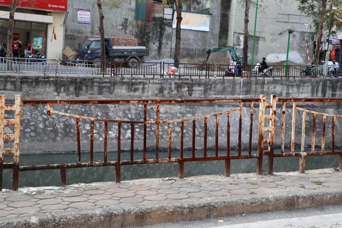 Tại sông Sét (phường Tân Mai, quận Hoàng Mai), lan can hai bên bờ sông cũng trong tình trạng gỉ sét, mục ruỗng.