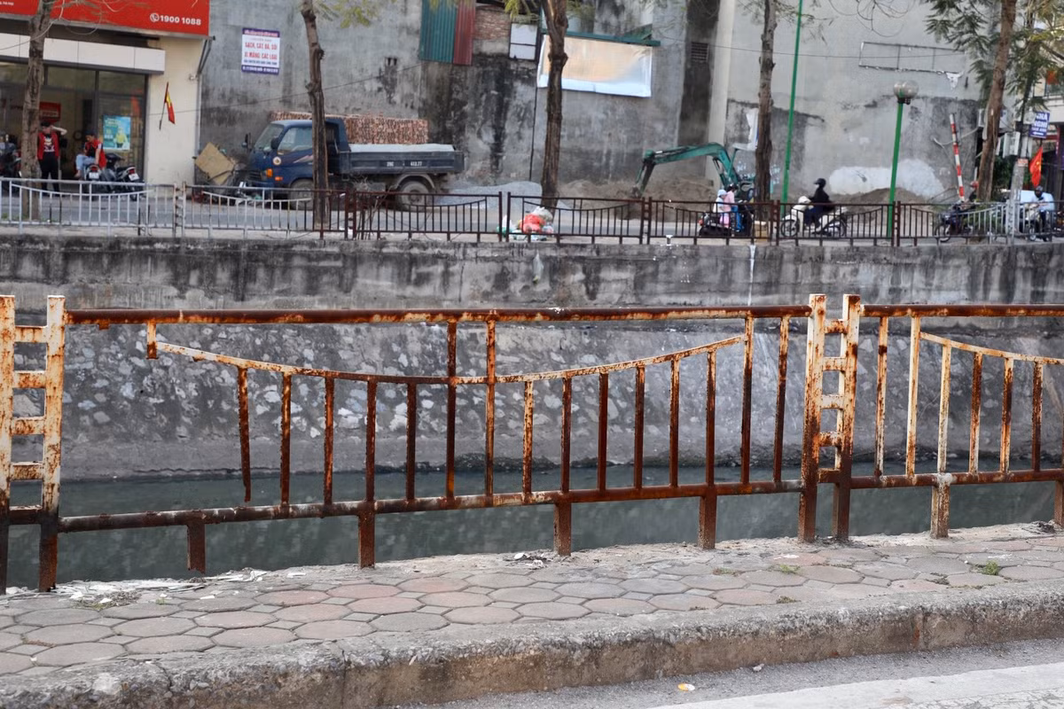 Tại sông Sét (phường Tân Mai, quận Hoàng Mai), lan can hai bên bờ sông cũng trong tình trạng gỉ sét, mục ruỗng.