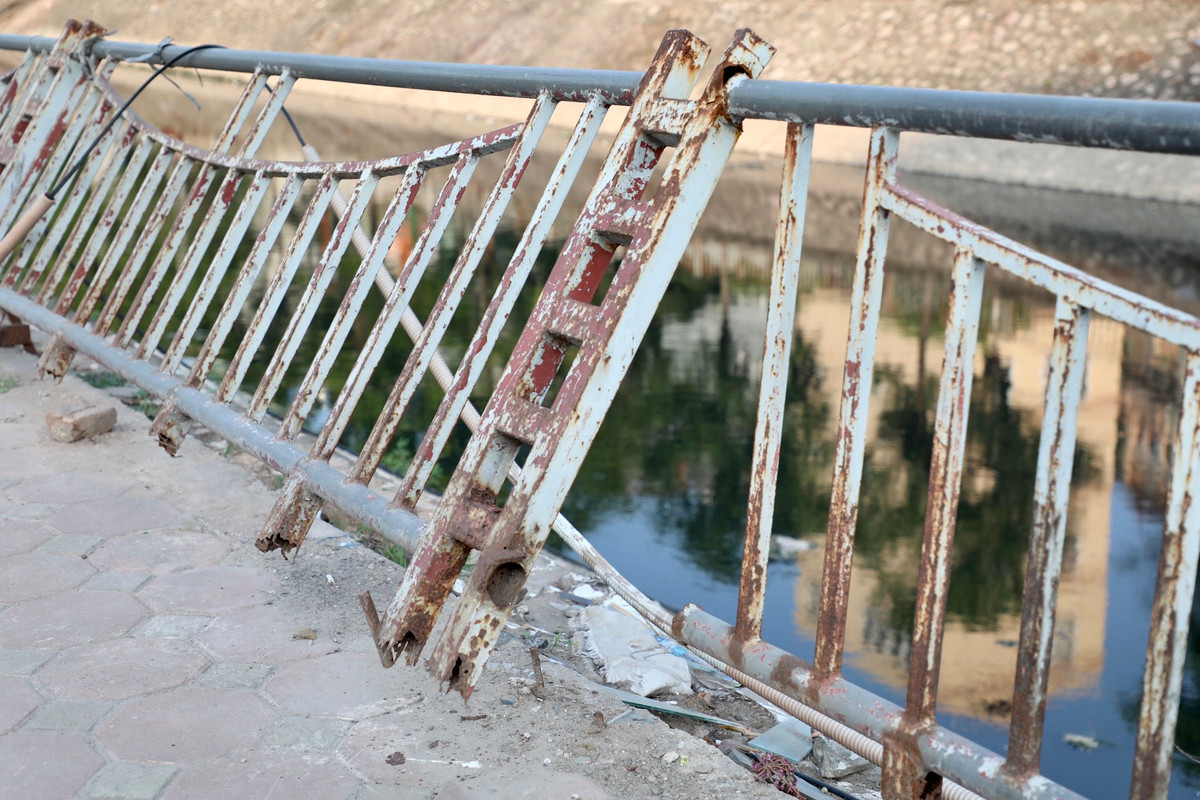 Có những đoạn lan can bảo vệ đã bị hư hỏng, nghiêng ngả tiềm ẩn nguy cơ tai nạn từ lâu nhưng vẫn chưa được xử lý.