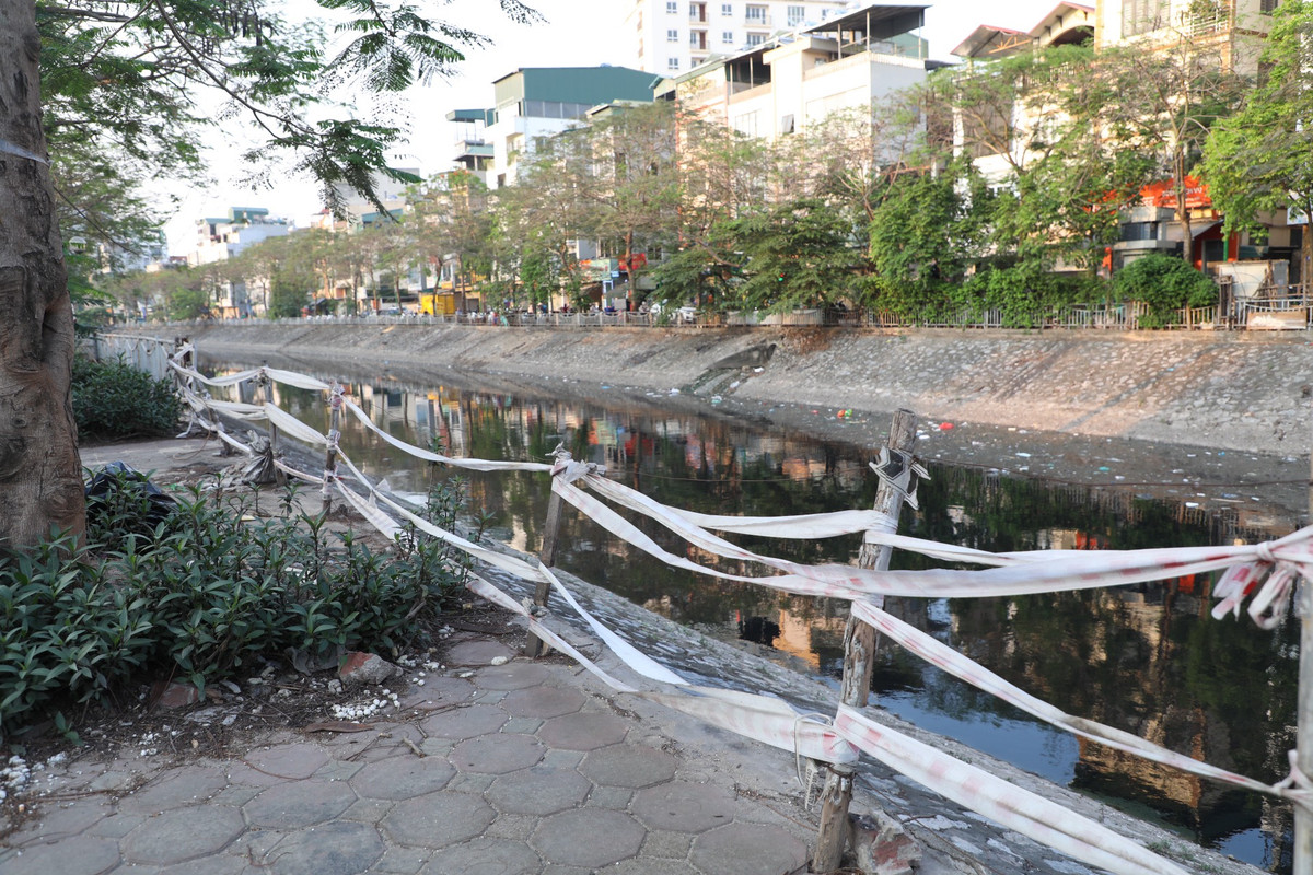 Đáng chú ý, nhiều đoạn lan can bị kẻ gian phá hoại, lấy cắp, cơ quan chức năng đã thay thế tạm bằng cọc gỗ, căng dây để cảnh báo nguy hiểm và hạn chế rủi ro.