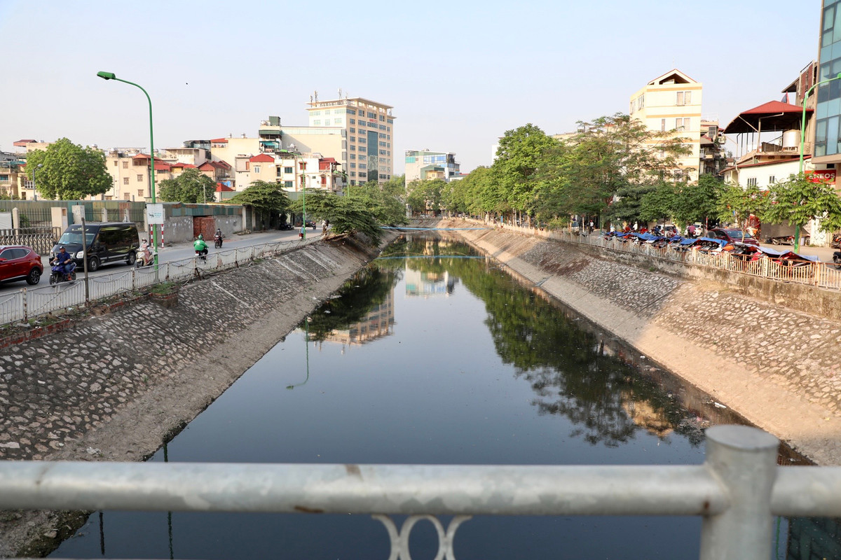 Theo ghi nhận của PV, nhiều đoạn lan can bảo vệ hai bên bờ sông Lừ (khu vực tại phường Định Công, quận Hoàng Mai) đã xuống cấp nghiêm trọng.