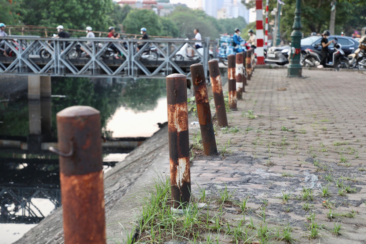 Tại sông Kim Ngưu (quận Hai Bà Trưng), các cột lan can bảo vệ cũng đã ố vàng, nghiêng ngả.