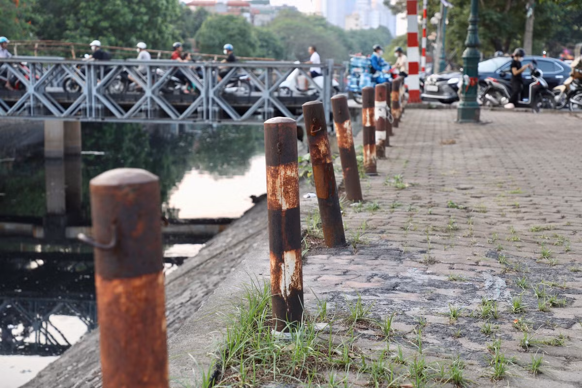 Tại sông Kim Ngưu (quận Hai Bà Trưng), các cột lan can bảo vệ cũng đã ố vàng, nghiêng ngả.