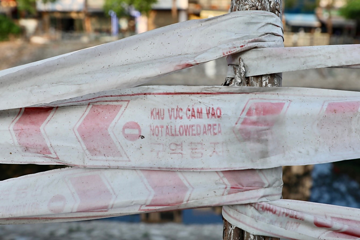 Tuy nhiên, việc khắc phục tạm bợ này đã diễn ra từ lâu, nhưng vẫn chưa được thay mới.