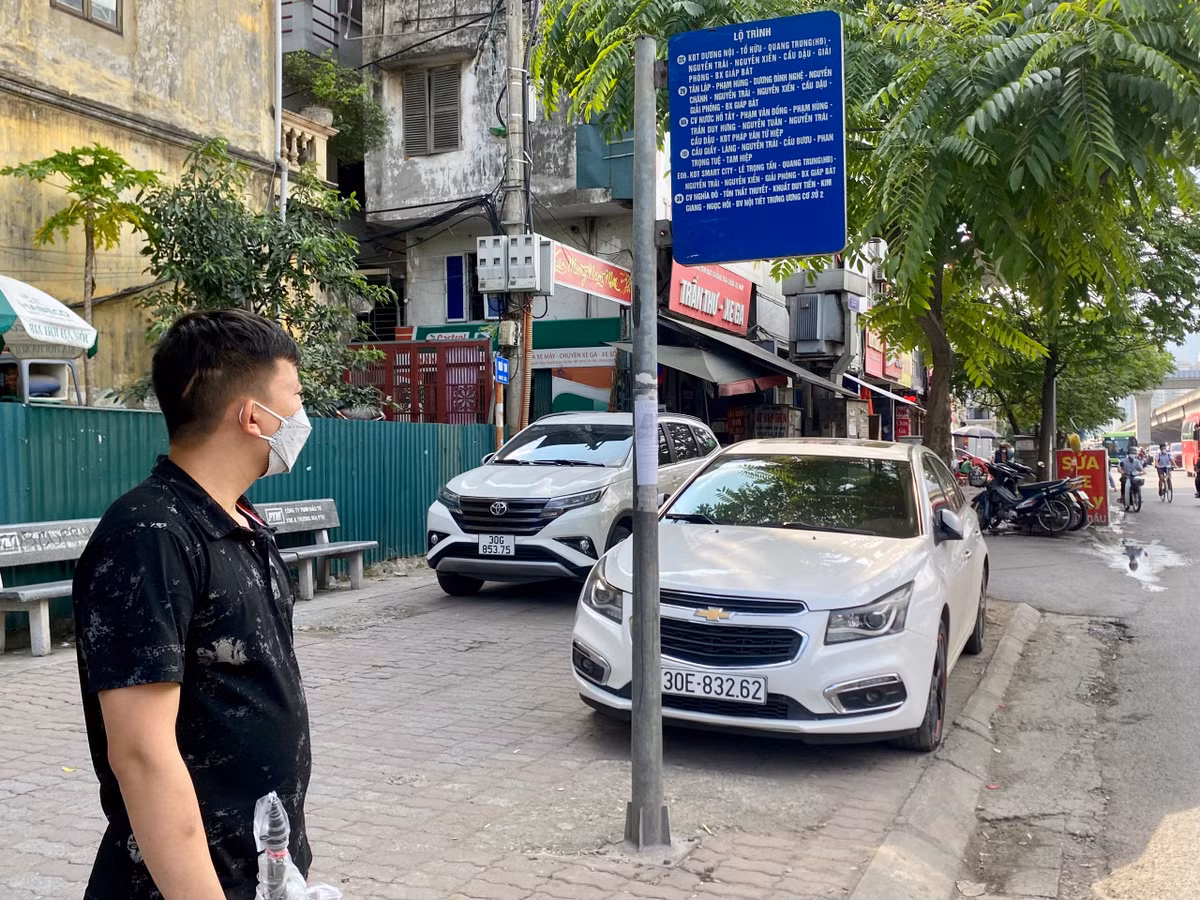 Anh Vũ Thanh Tình (quận Thanh Xuân) chia sẻ: "Vừa qua, thành phố đã rất tập trung trong công tác giành lại vỉa hè. Thời gian đầu nhiều tuyến đường đã có dấu hiệu thay đổi tích cực, nhưng đến nay dường như đã lỏng lẻo. Để có được thành công như mong muốn, đòi hỏi các cơ quan chức năng phải kiên trì, bài bản”.