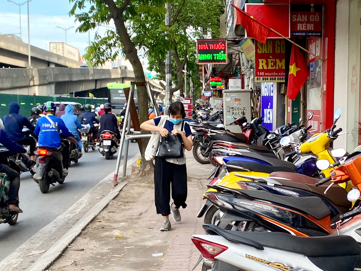 Trái với cảnh vỉa hè thông thoáng trong giai đoạn tổng kiểm tra, xử lý vi phạm trật tự đô thị, hiện vỉa hè tại tuyến đường Nguyễn Xiển lại tiếp tục bị lấn chiếm.