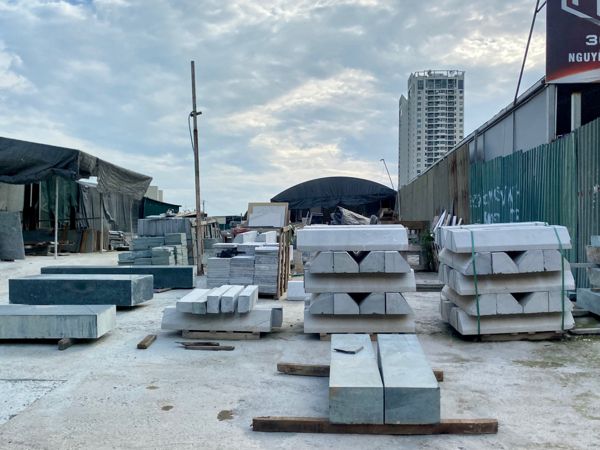 Thậm chí cả xưởng chế tác đá cũng chiếm vỉa hè, không chỉ cản trở giao thông mà còn gây ô nhiễm không khí do bụi đá, đất cát trong quá trình chế tác.