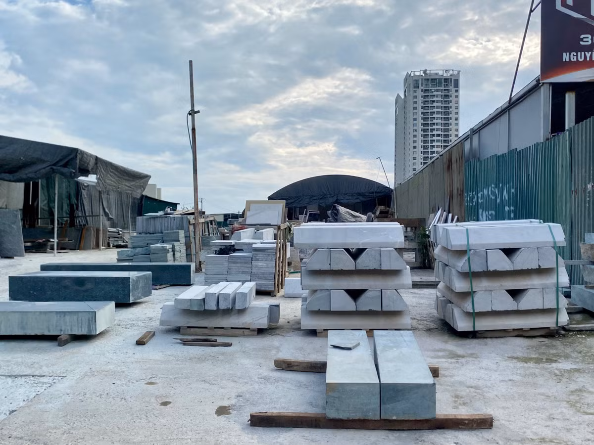 Thậm chí cả xưởng chế tác đá cũng chiếm vỉa hè, không chỉ cản trở giao thông mà còn gây ô nhiễm không khí do bụi đá, đất cát trong quá trình chế tác.