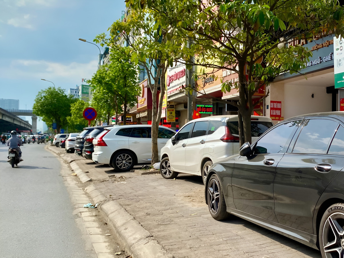 Ô tô đỗ thành hàng dài trên vỉa hè dọc tuyến đường Nguyễn Xiển.