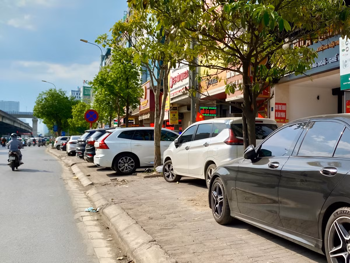 Ô tô đỗ thành hàng dài trên vỉa hè dọc tuyến đường Nguyễn Xiển.