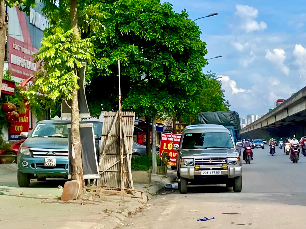Không chỉ trên vỉa hè, nhiều phương tiện chiếm cả lòng đường để đỗ xe.