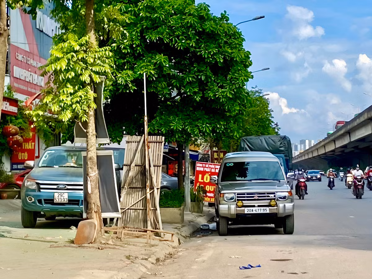 Không chỉ trên vỉa hè, nhiều phương tiện chiếm cả lòng đường để đỗ xe.