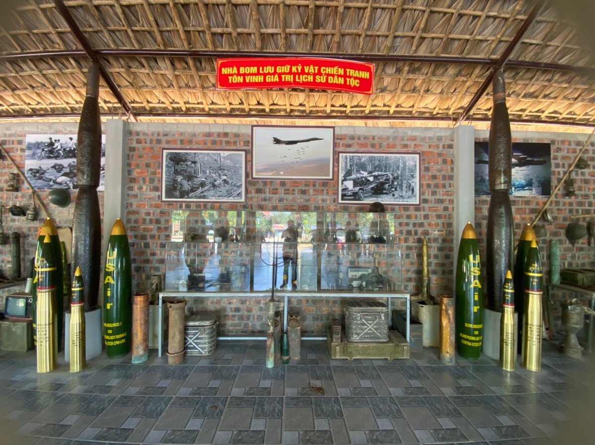 Được đặt tên là nhà bom, nên nhìn đâu cũng chỉ thấy các loại vỏ bom, đạn được chủ nhân sắp xếp hợp lý, đi kèm với các kỷ vật thời chiến tranh. Ở phần gian chính của ngôi nhà bom có dòng chữ "nhà bom lưu giữ kỷ vật chiến tranh, tôn vinh giá trị lịch sử dân tộc".
