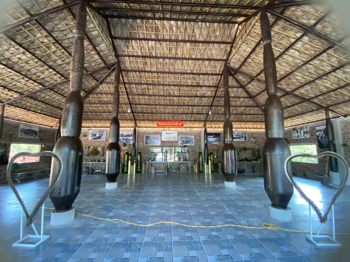 Bên trong ngôi nhà độc, lạ này, các vỏ bom tấn, tạ được ghép, hàn chắc chắn, đẹp mắt, xếp chồng lên nhau tạo thành cột nhà. Phần mái được chủ nhân lợp bằng lá cọ thoáng mát, rộng rãi.