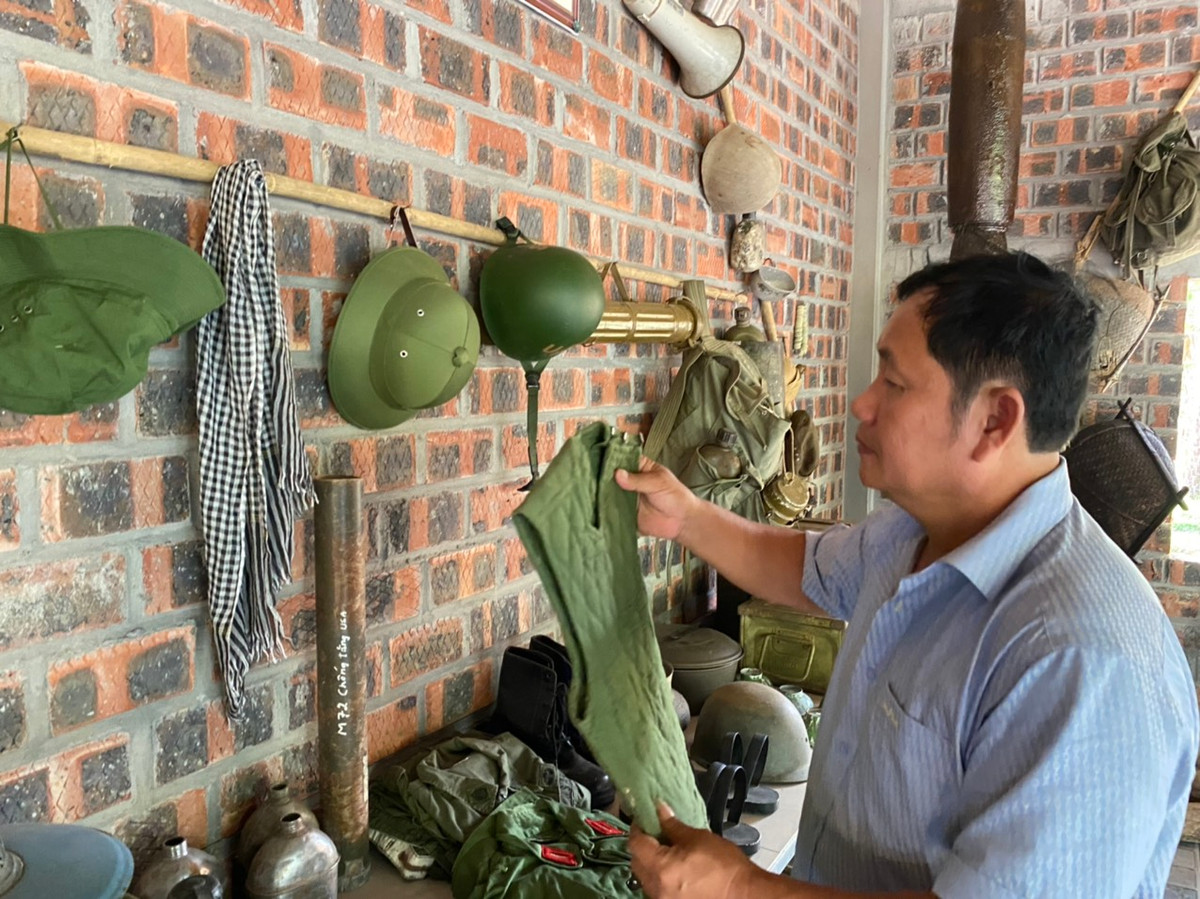 Cầm trên tay những kỷ vật chiến tranh, ông Trần Công Chức, chủ nhân ngôi nhà bom cho biết, vào năm 1967, 6 anh chị em trong gia đình ông đã mất bởi loạt bom của kẻ địch dội xuống nơi đây. Nỗi đau mất mát đó thôi thúc trong ông một ý tưởng xây dựng ngôi nhà bằng vỏ bom, lưu giữ những kỷ vật chiến tranh để nhắc thế hệ đi sau biết được giá trị của hòa bình. Để rồi gần 20 năm ông cất công sưu tầm các loại vỏ bom, đạn, những kỷ vật trong chiến tranh đem về để làm nên ngôi nhà bom này.