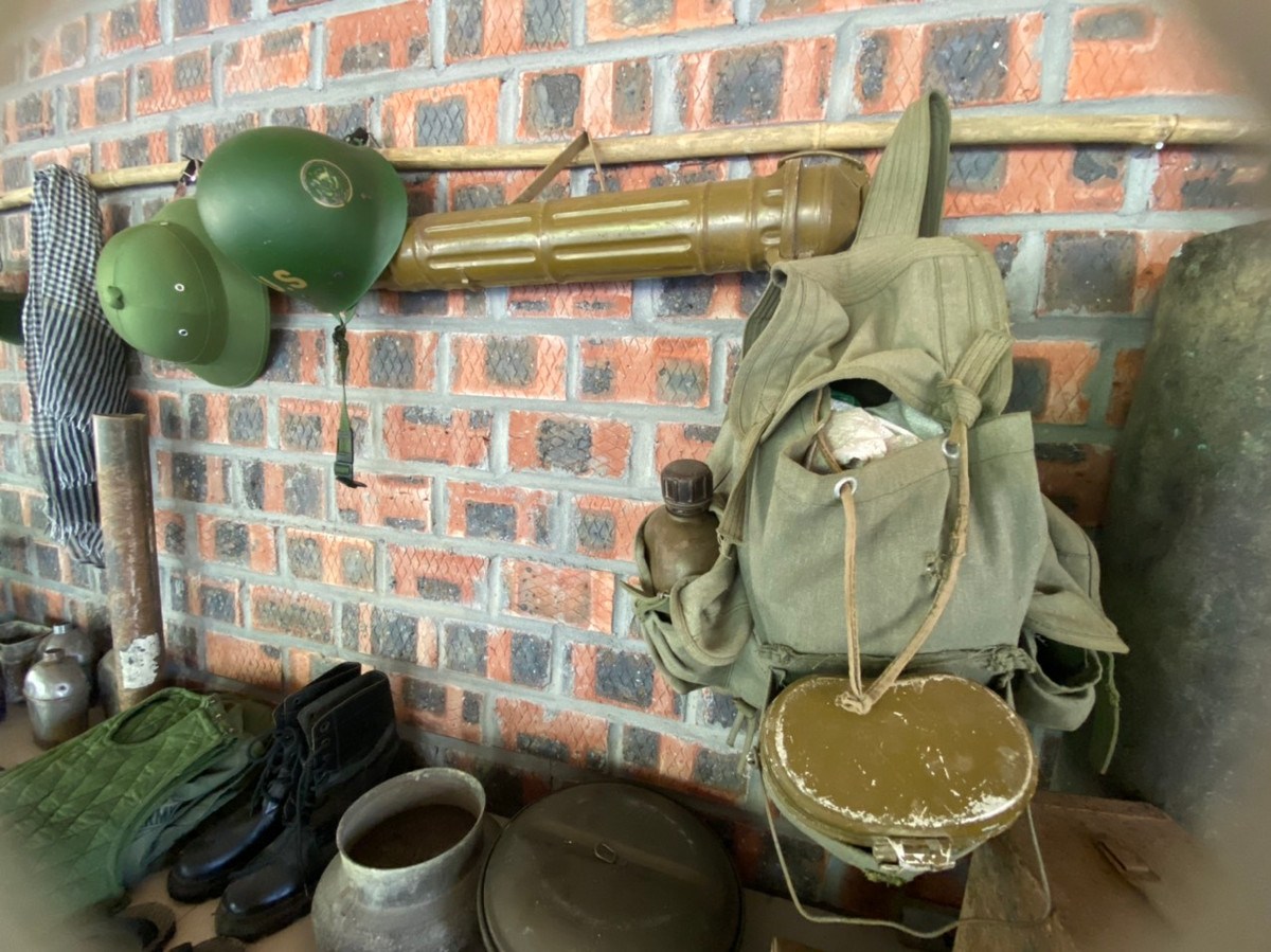 Những kỷ vật chiến tranh như: ba lô, bi đông nước, áo trấn thủ... đều có mặt ở trong căn nhà bom độc đáo này.