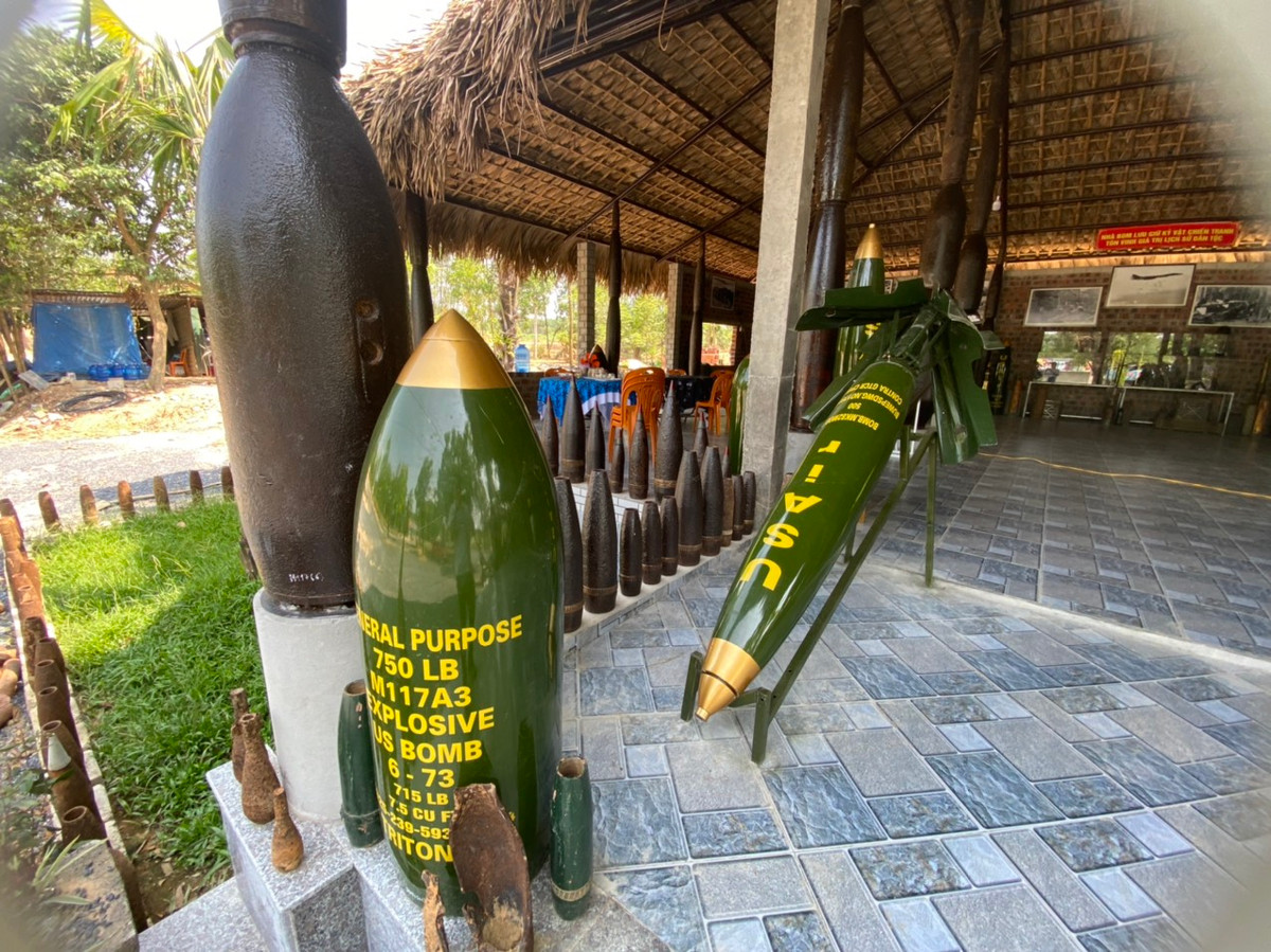 Ở phía cổng vào được chủ nhân đặt đối xứng 4 vỏ quả bom với màu sơn, thông tin in trên hoàn toàn vẹn nguyên.