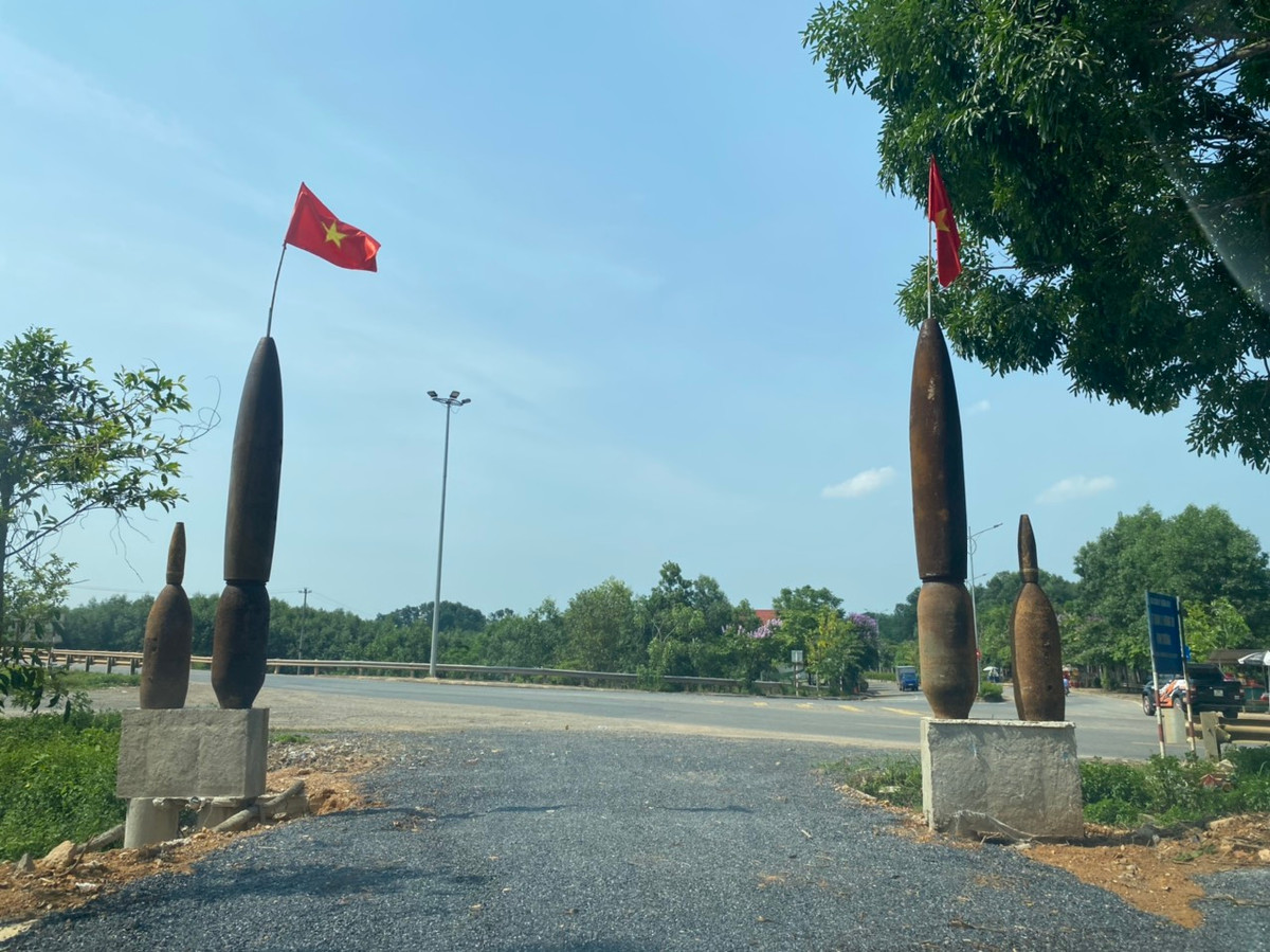 Đối diện ngôi nhà bom là Nghĩa trang liệt sỹ Trường Sơn, nơi an nghỉ của những anh hùng liệt sỹ đã hi sinh vì độc lập tự do của dân tộc. Theo ông Chức, ngôi nhà bom sẽ là nơi các cựu chiến binh có thể đến tham quan, ôn lại quá khứ hào hùng. Đồng thời là điểm đến cho các thế hệ tìm hiểu sự tàn khốc của chiến tranh, những mất mát của cha ông đã trải qua.