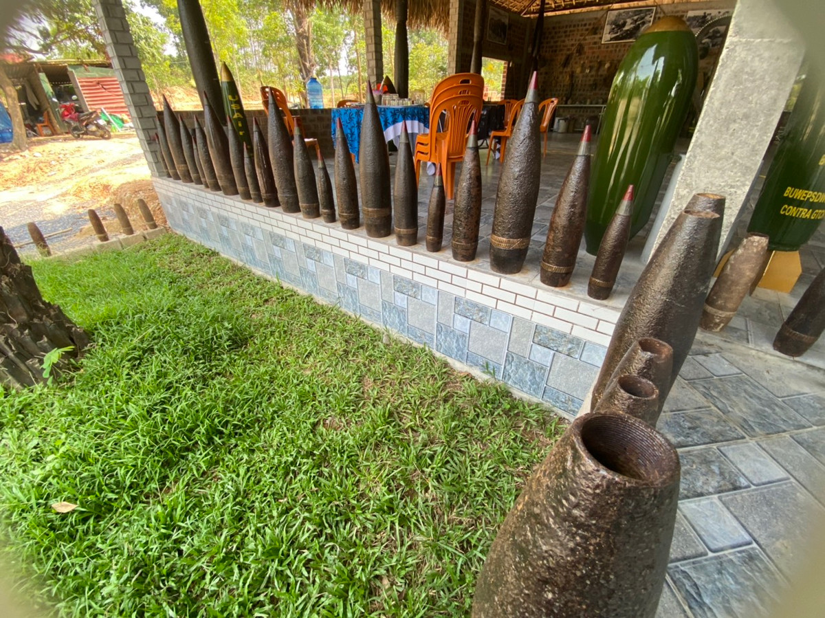 Xung quang khuôn viên ngôi nhà bom, vỏ các loại đạn pháo được chủ nhân xếp thành hàng ngang, theo lối 1 cao 4 thấp, cân xứng độc đáo, đẹp mắt.