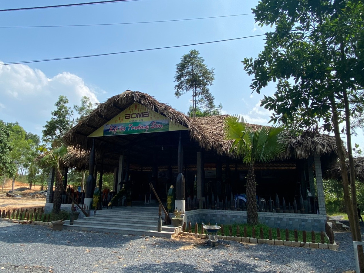 Chủ nhân ngôi nhà bom "ký ức Trường Sơn" độc đáo này là của ông Trần Công Chức (SN 1969, một lão nông ở thôn Nam Sơn, xã Vĩnh Sơn, huyện Vĩnh Linh, Quảng Trị). Căn nhà được xây dựng từ đầu năm 2023, dự kiến hoàn thành vào dịp 27/7 sắp tới, được làm từ gần 300 vỏ bom, đạn các loại chiến tranh để lại. Căn nhà bom được xây dựng bên đường Hồ Chí Minh đối diện với nghĩa trang liệt sỹ Trường Sơn, thuộc xã Linh Trường, huyện Gio Linh.