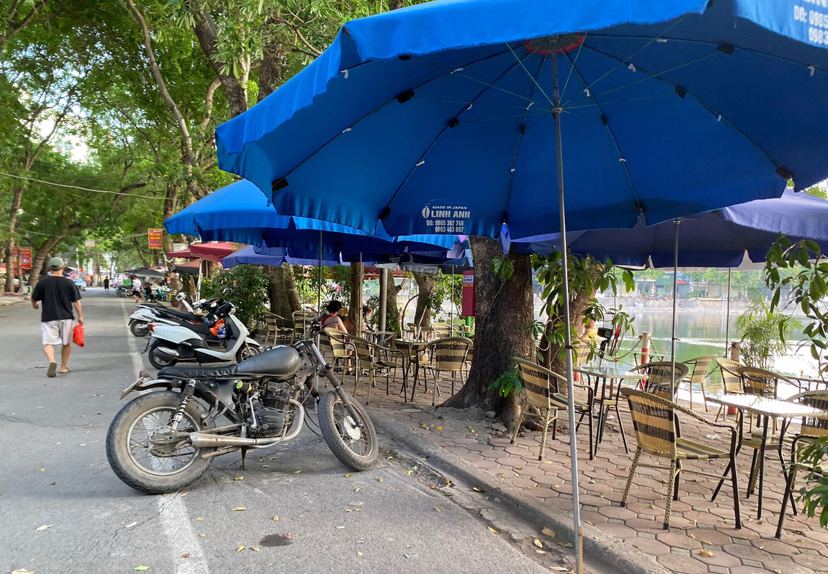 Vỉa hè, lòng đường khu vực hồ Đầm Sòi cũng bị các cửa hàng kinh doanh nước giải khát chiếm dụng trái quy định.