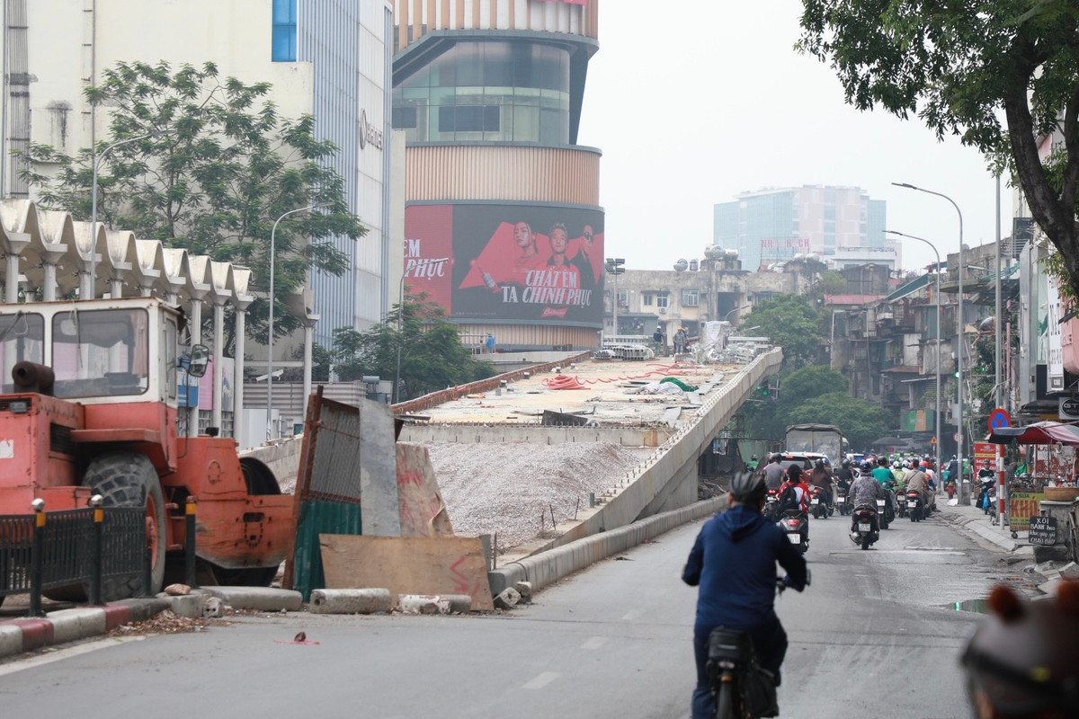 Sau khi người dân tự ý phá rào để di chuyển, gây ra cảnh hỗn loạn giao thông vào giờ cao điểm, Ban Quản lý đã cho rào lại để đảm bảo an toàn.