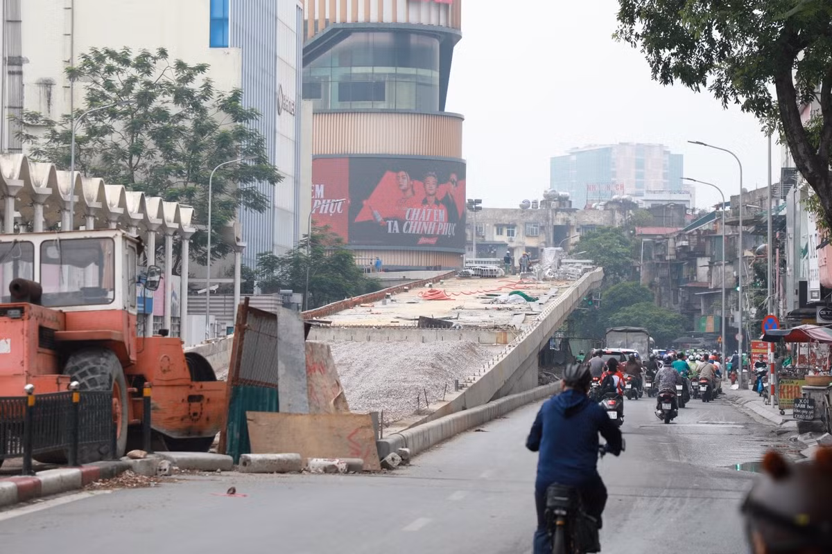 Sau khi người dân tự ý phá rào để di chuyển, gây ra cảnh hỗn loạn giao thông vào giờ cao điểm, Ban Quản lý đã cho rào lại để đảm bảo an toàn.