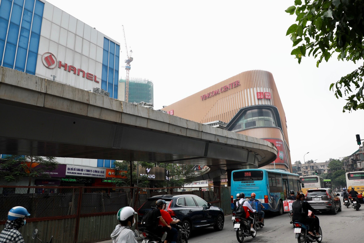 Tuyến đường Chùa Bộc - Phạm Ngọc Thạch có nhiều tòa nhà văn phòng, trung tâm thương mại, cửa hàng mua sắm và trường học, mật độ giao thông lớn khi vào giờ cao điểm. Cầu vượt chữ C được kỳ vọng sẽ giảm thiếu tắc đường tại nút giao này.