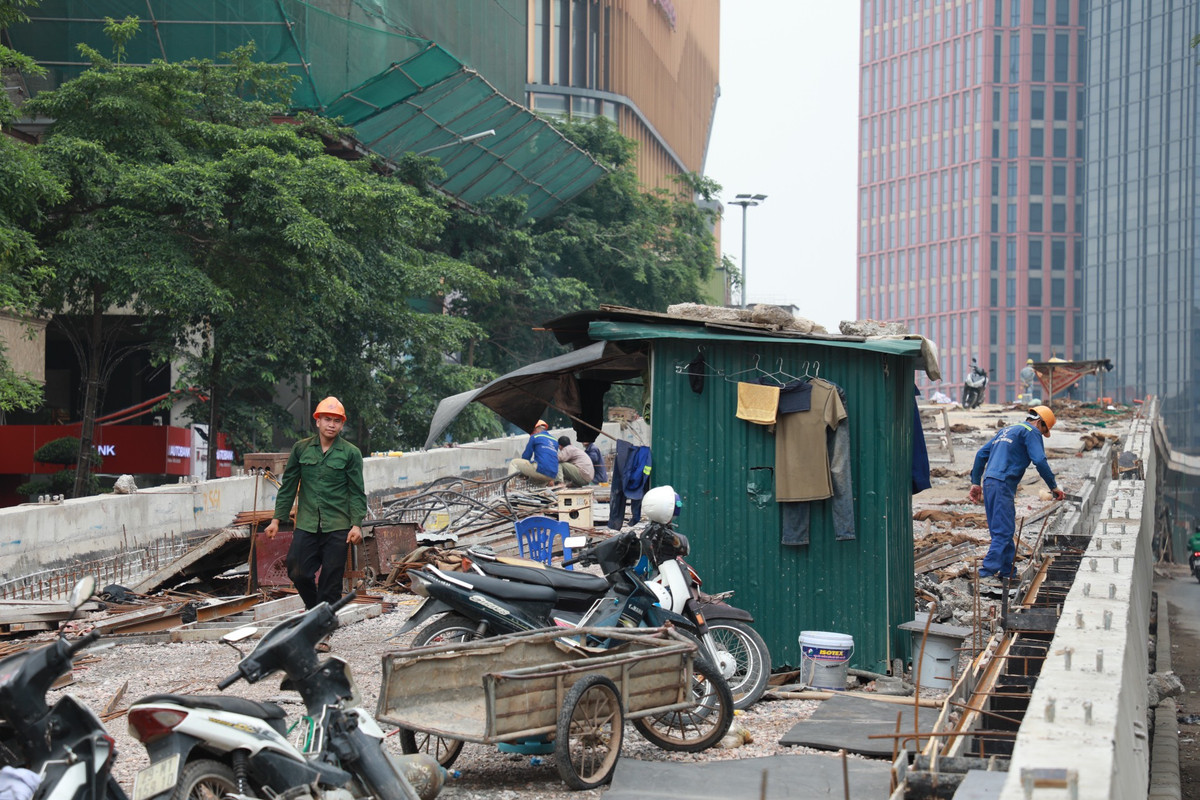 Ghi nhận của PV, tại công trường, hàng chục công nhân cùng máy móc đang tập trung hoàn tất các công đoạn cuối cùng của cầu vượt chữ C.