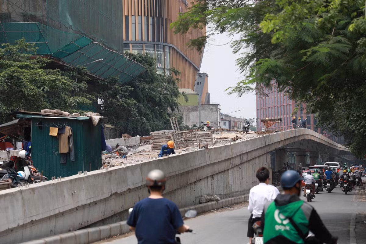 Cầu vượt nút giao Chùa Bộc - Phạm Ngọc Thạch dài khoảng 320m, được khởi công từ tháng 10/2021, tổng vốn đầu tư 150 tỷ đồng.