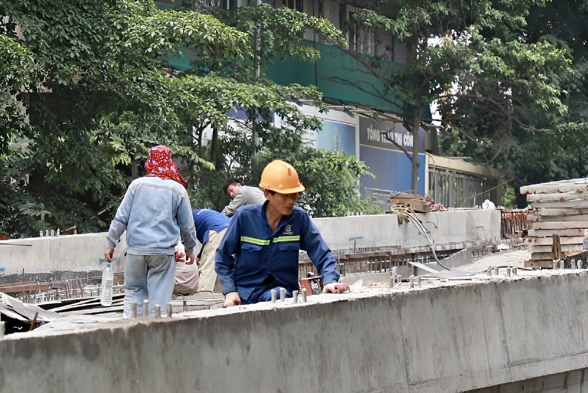 Nhiều hạng mục đã được hoàn thành như mố cầu và các trụ, lắp dựng xong 9/9 nhịp kết cấu dầm thép, đổ bêtông bản mặt cầu.