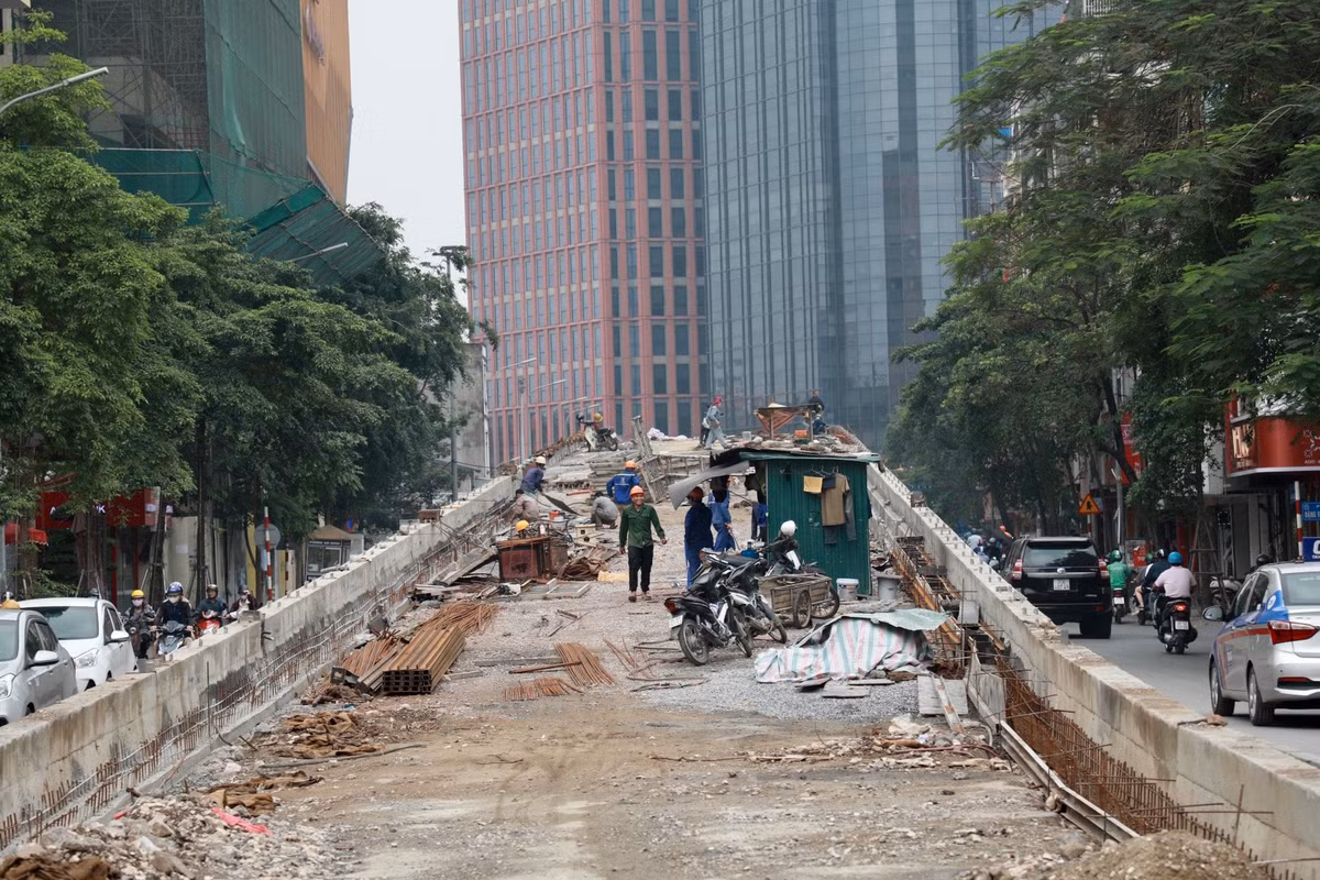 Phần đường dẫn lên cầu vượt đang chờ trải thảm bêtông nhựa asphalt.