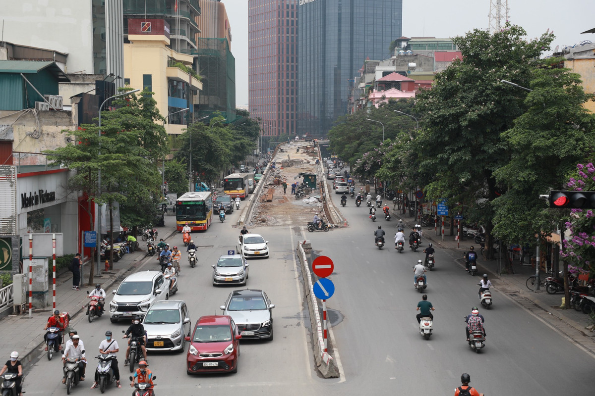 Sau gần 2 năm thi công, đến nay dự án cầu vượt chữ C nằm tại nút giao Chùa Bộc - Phạm Ngọc Thạch đang bước vào giai đoạn cuối cùng.