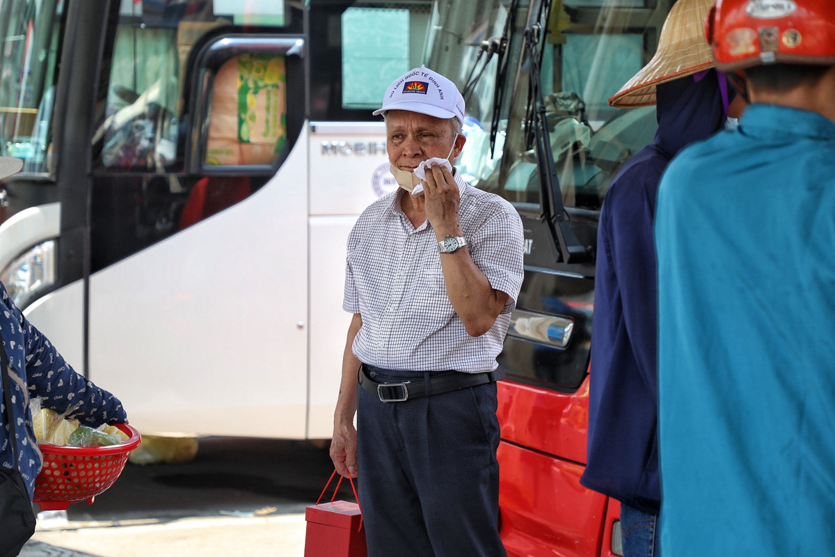 Theo chuyên gia cảnh báo, nắng nóng có thể gây mất nước, kiệt sức, do sốc nhiệt khi tiếp xúc nền nhiệt cao. Vì vậy, người cao tuổi, trẻ nhỏ... hạn chế ra đường lúc nắng nóng.