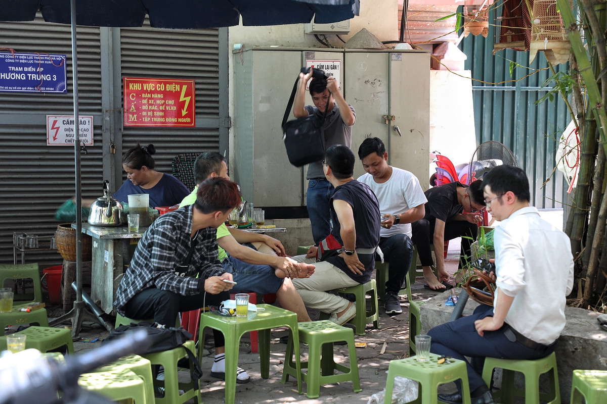 Thời điểm này các quán nước giải khát luôn đông khách.