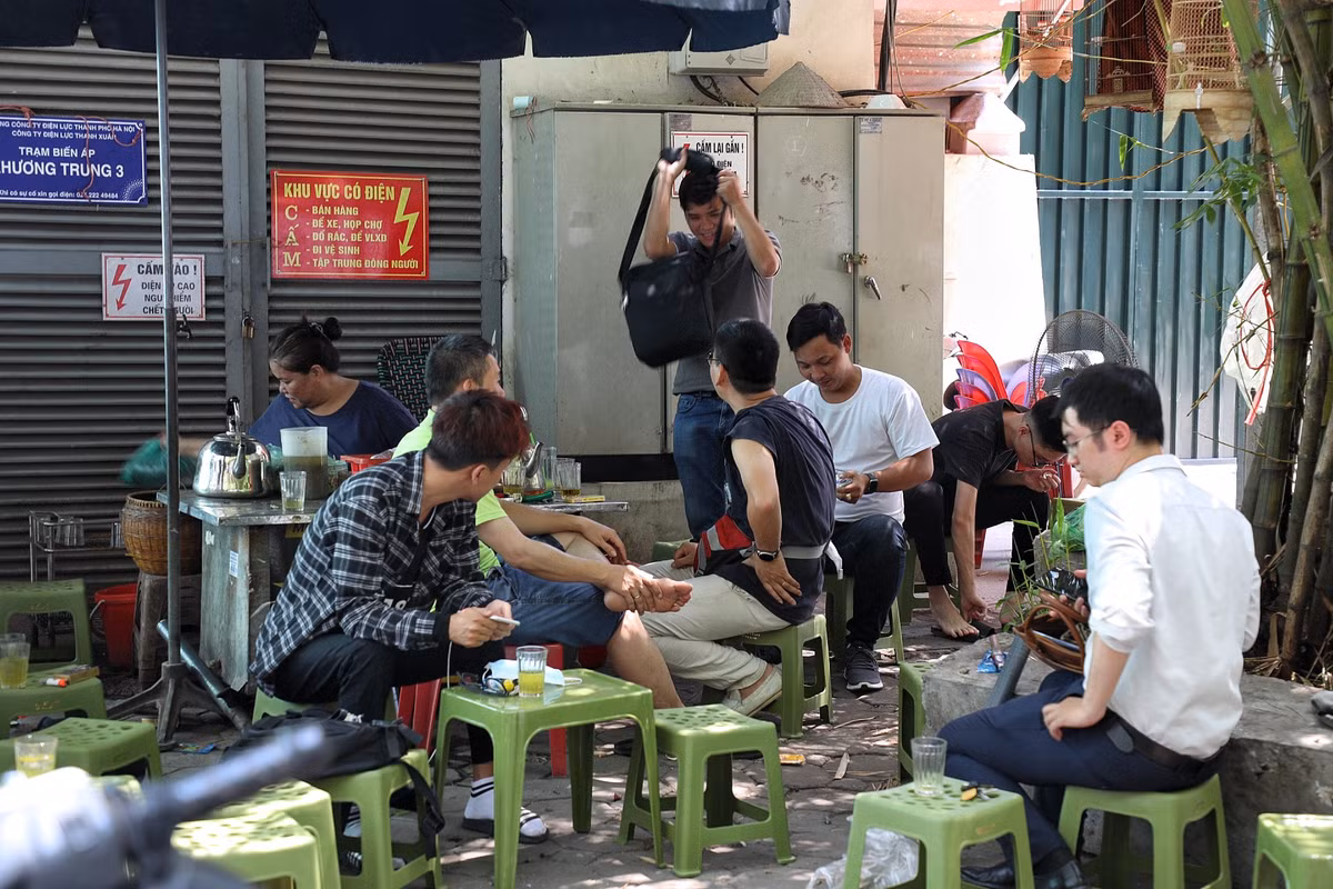 Thời điểm này các quán nước giải khát luôn đông khách.